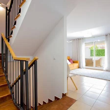 Апартаменты Modern Family Townhouse Адехе
