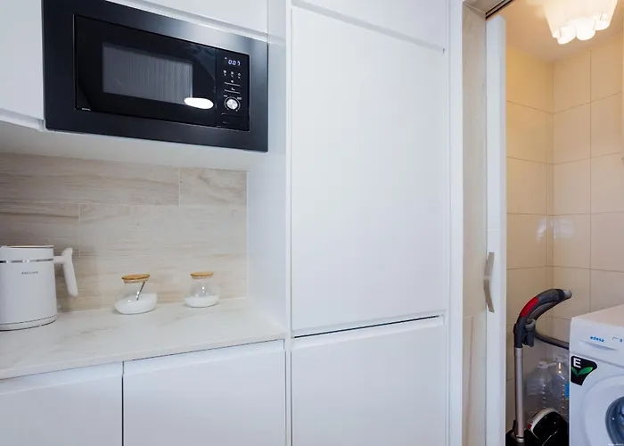아파트 Modern Family Townhouse 아데제